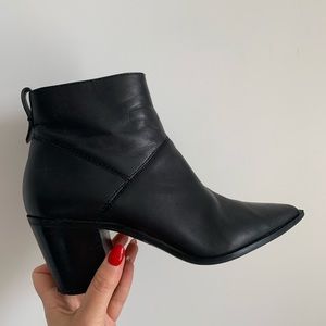 ALDO genuine leather ankle boot with zip